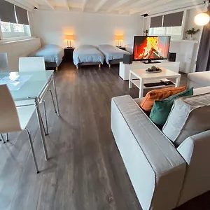  Bed & Breakfast Boathouse